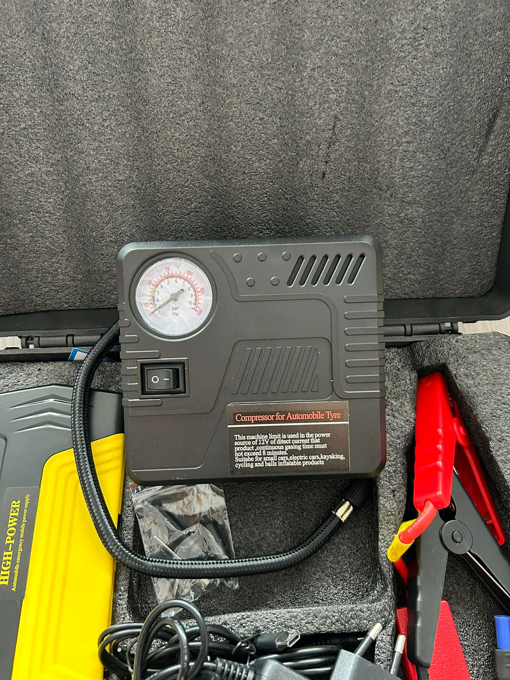 Jump Starter Auto 68000 mAh & Compresor Cu Manometru