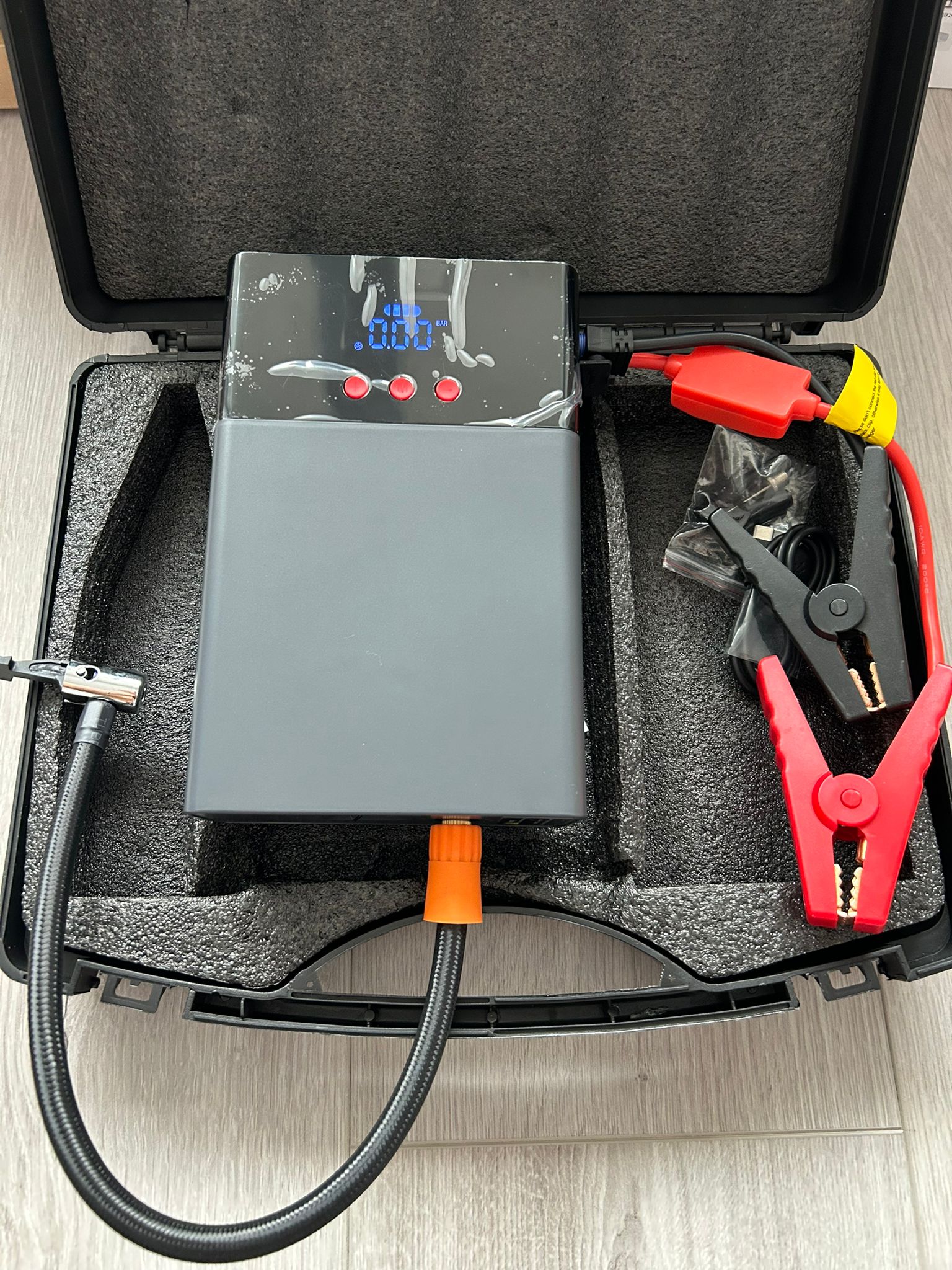 Starter Auto Cu Compresor Auto Digital 2 în 1 – Jump Starter Power Bank 6500 mAh