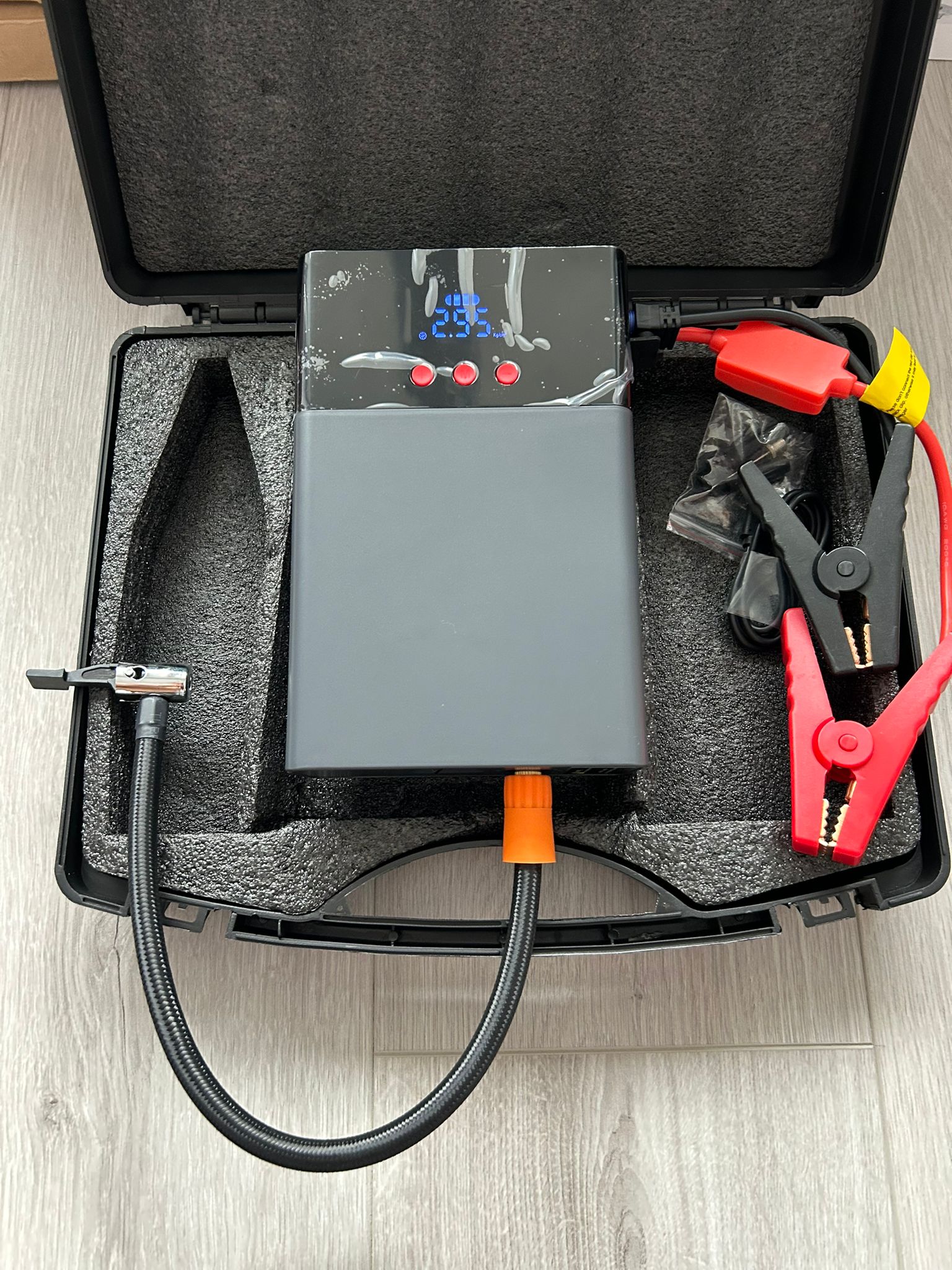 Starter Auto Cu Compresor Auto Digital 2 în 1 – Jump Starter Power Bank 6500 mAh