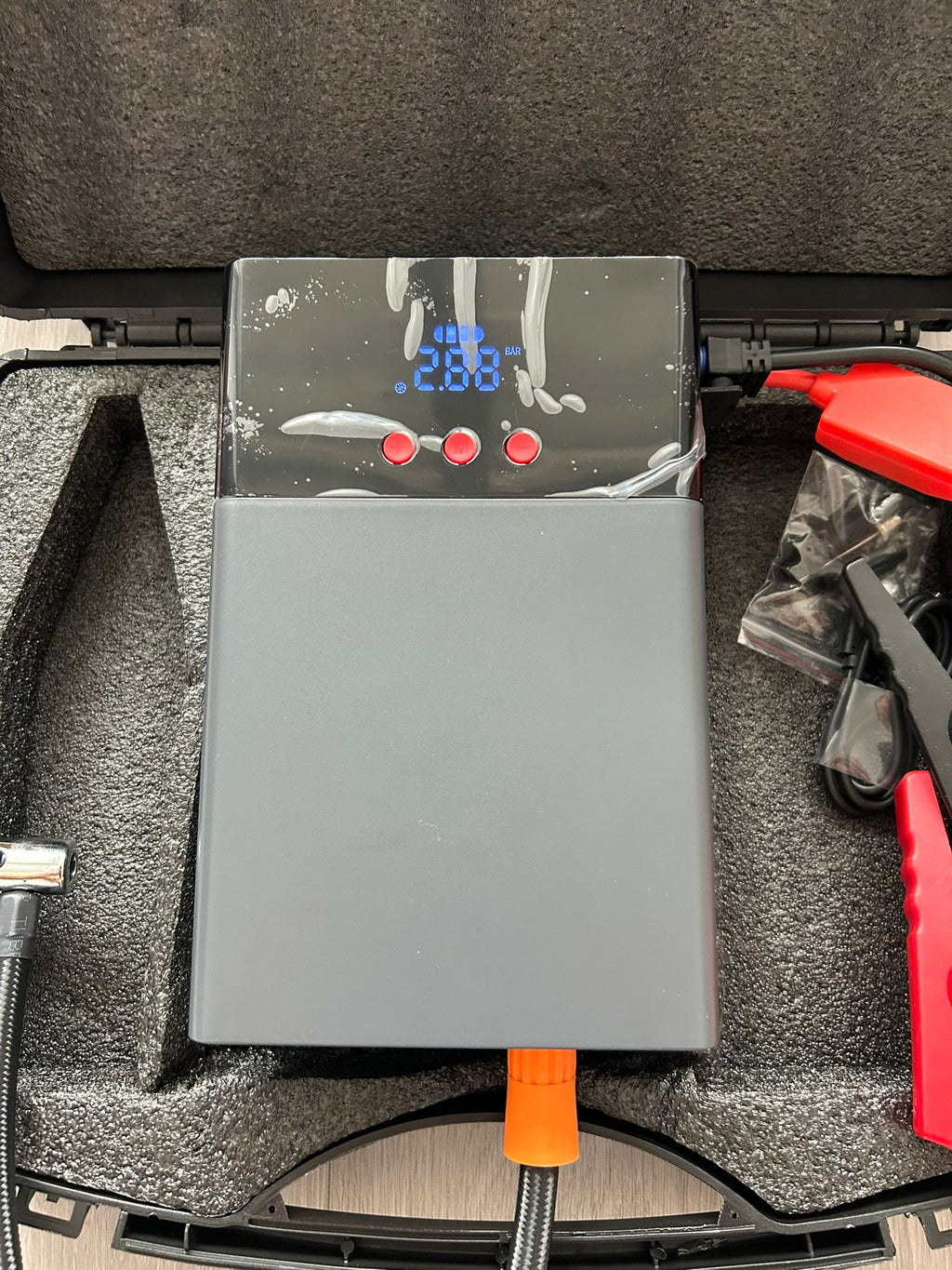Starter Auto Cu Compresor Auto Digital 2 în 1 – Jump Starter Power Bank 6500 mAh